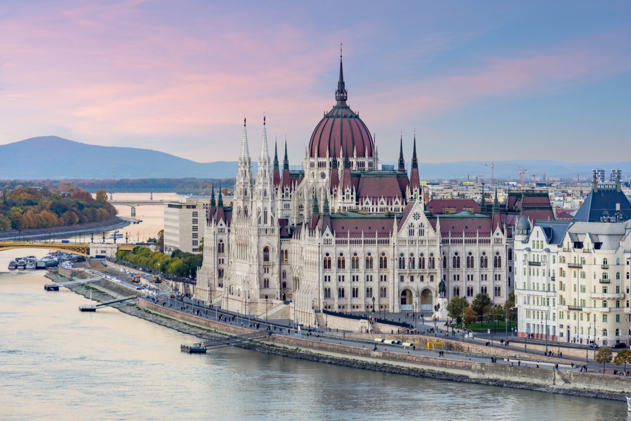 Hungarian parliament and Danube river at sunset, Budapest, Hungary Симфония Дуная: Королевская Венгрия и Вена! Lentuur